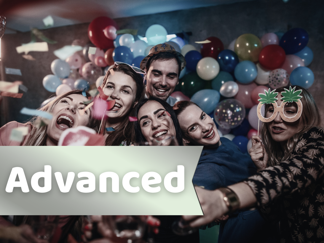 Advanced Paket Gruppe von fröhlichen Menschen mit Ballons und Partyaccessoires, die gemeinsam feiern.